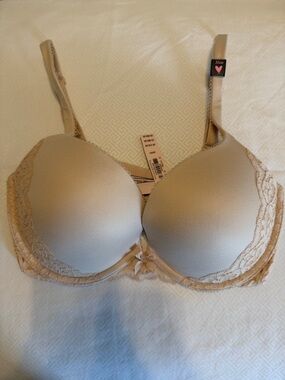 Victoria Secret body by Victoria lace push-up bra